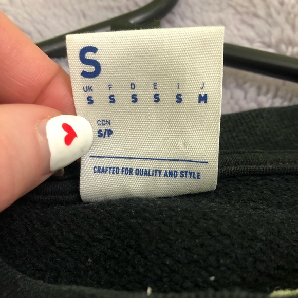 Reebok men’s crew neck. Fits a women size XS or Small. - Picture 2 of 2